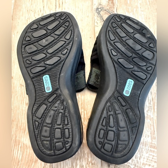 Bzees lightweight black comfort slides size 7 EUC - Picture 5 of 6